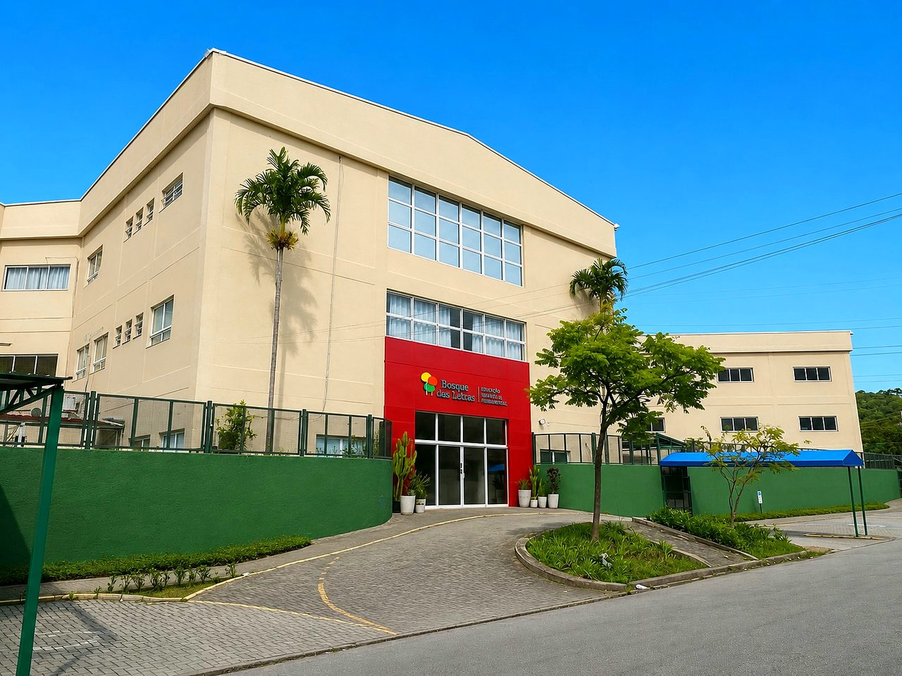 Fachada e acesso de instituição de ensino construída pela HA Engenharia