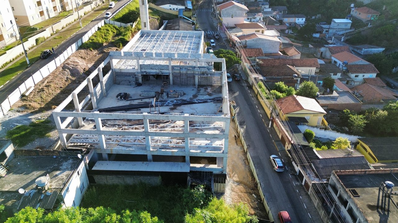 Estrutura em concreto e metálica em execução
