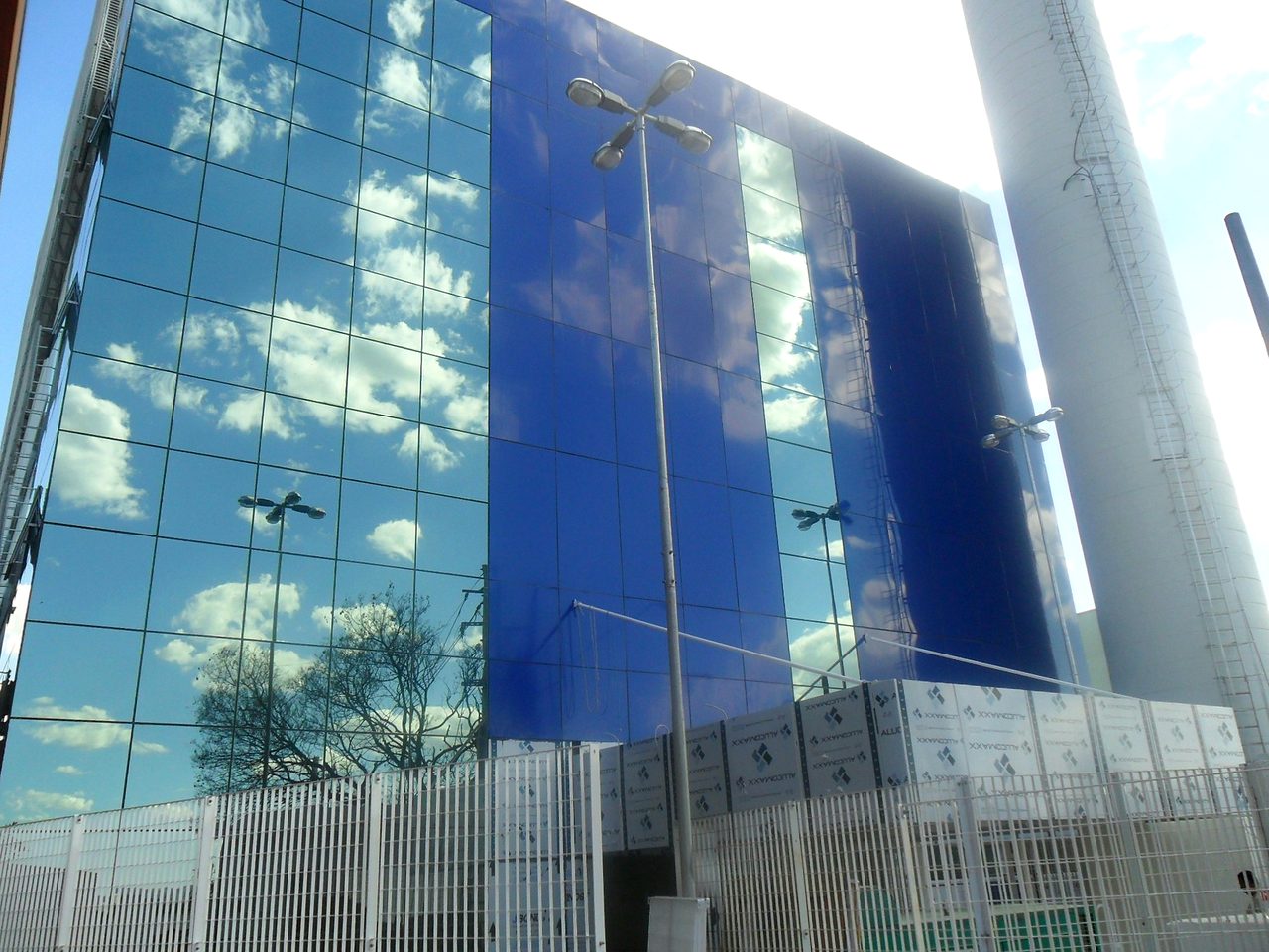 Fachada em pele de vidro executada pela HA Engenharia